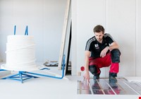 Rørlegger som legger vannbåren gulvvarme