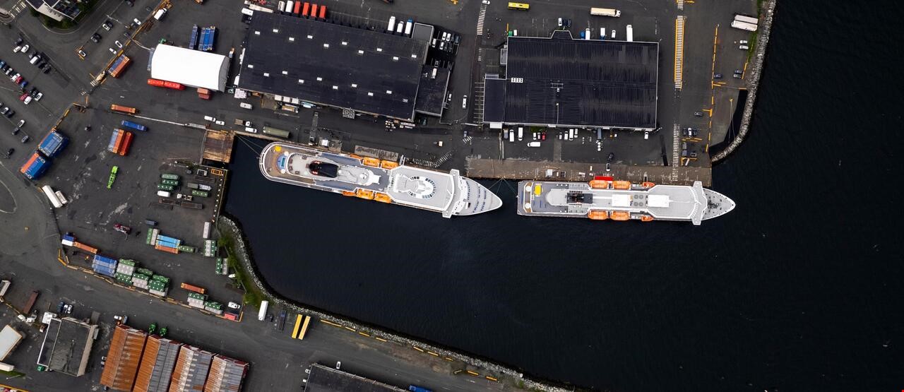 Dronefoto av 2 skip til kai