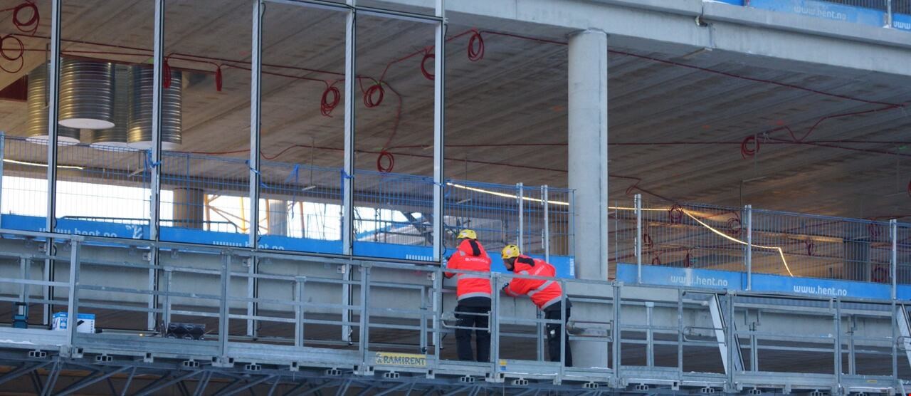 2 person som jobber på en byggeplass