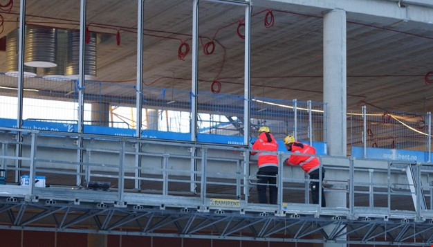 2 person som jobber på en byggeplass
