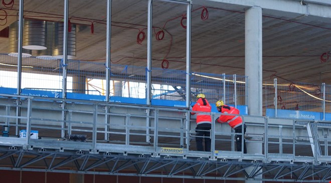 2 person som jobber på en byggeplass