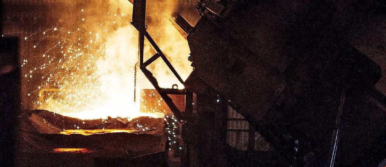 Gnistring fra flammer i produksjon av ting i metall