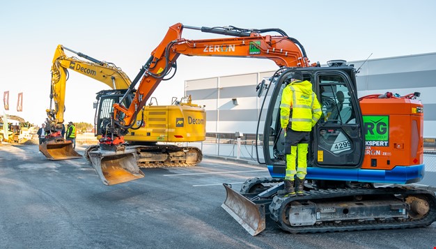 Person som står foran gravemaskin