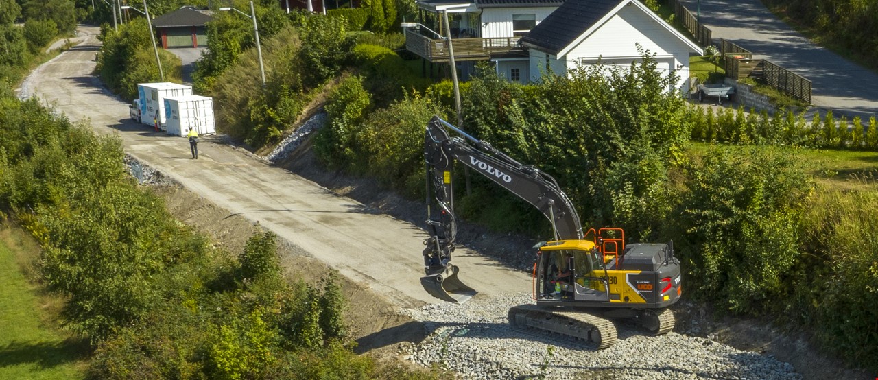 2 gravemaskiner som jobber på en veg