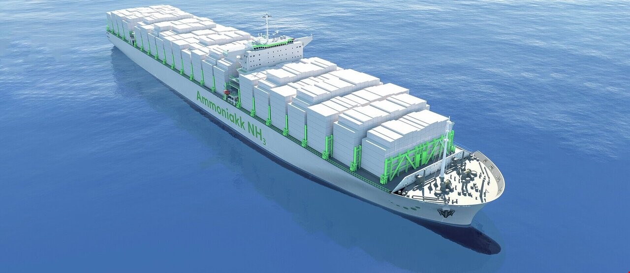 Nærbilde av et skip og et landstrømanlegg, men en havnearbeider i bakgrunnen
