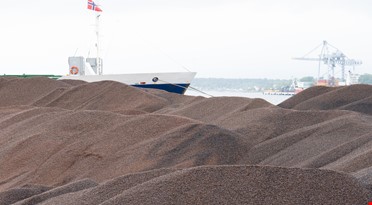en haug med sand ved siden av en båt