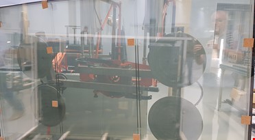 en glassvegg med en maskin bak