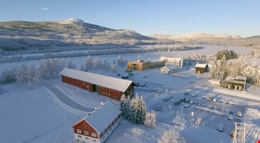 et snødekt landskap med bygninger og trær