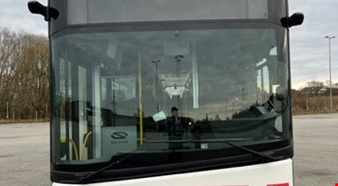 En buss parkert på en parkeringsplass