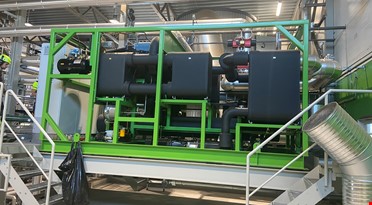 En grønn maskin med svarte rør