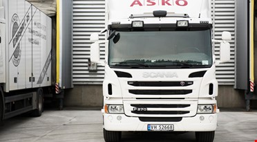 ASKO-lastebil parkert ved lasterampe på Rosten.