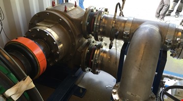 Tocircle turbinen montert i containeren med tilkobling til rør for vanninntak og vannavløp samt til generatoren.