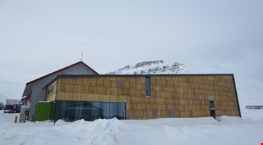 En bygning i snøen