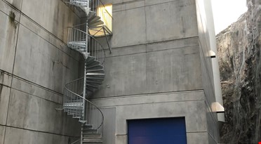 en vindeltrapp utenfor en bygning