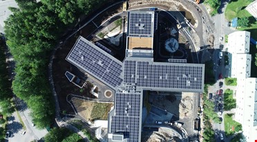 Et bygg med solcellepaneler på taket