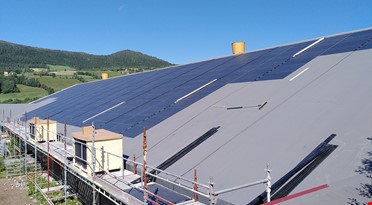 et tak av en bygning med solcellepaneler