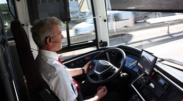 En mann kjører buss