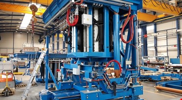 En stor blå maskin på en fabrikk