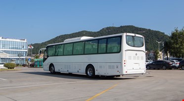En hvit buss parkert på en parkeringsplass