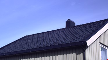 Hus i Norge med 8 W bølget takstein med integrerte solceller og totalt 2,6 kWp, ferdig. Foto: Karstein Lomundal.