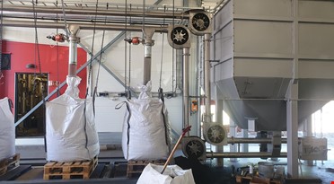 Store sekker på paller i en fabrikk