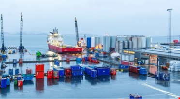 Et stort containerskip i en havn