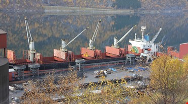 Lasteskip til kai ved TTIs smelteverk i Tyssedal
