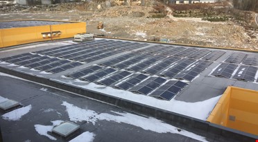 et tak på en bygning med solcellepaneler
