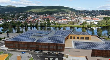 Et bygg med solcellepaneler på taket