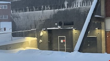 En bygning med snø på bakken