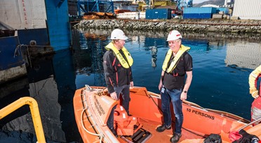 Stor stemning når man får ny teknologi til å fungere. Vermund Hjelland og Alf Magne Simonsen fra Eidesvik i land etter vellykket installasjon. Foto: Westcon.