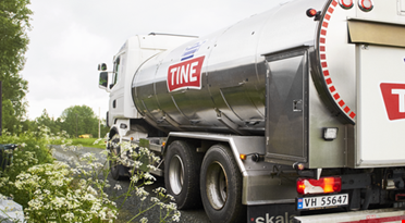 En tankbil med Tine logo