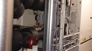 Varmepumper for gjenvinning av prosesskjøling til laboratoriesenteret. Samlet varmepumpeeffekt er på 180kw. Varmen brukes som oppvarming av ventilasjonsluft. Foto av: Morten Uv.
