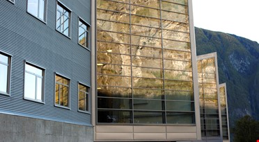 Nærbilde av fasaden til NorSuns fabrikk i Årdal. Foto: NorSun AS