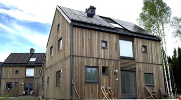 Boligtypen Shelter 1, med solcelleanlegg på sørvendt takflate, i Hurdal Økolandsby. Foto: Rolf Jacobsen.