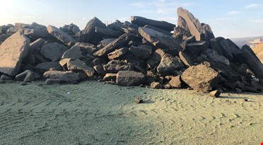 En haug med steiner på en strand
