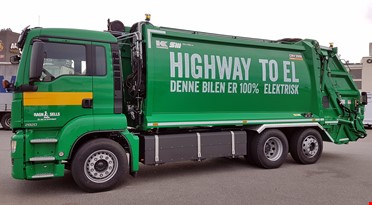 En grønn lastebil med hvit tekst