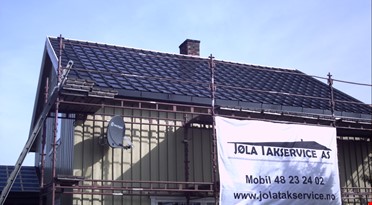 Hus i Norge med 8 W bølget takstein med integrerte solceller og totalt 2,6 kWp, under arbeid. Foto: Håvard Jacobsen.