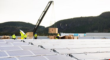 Solcellepaneler på taket av Torgård lavenergi logistikkbygg. Foto: Posten Norge
